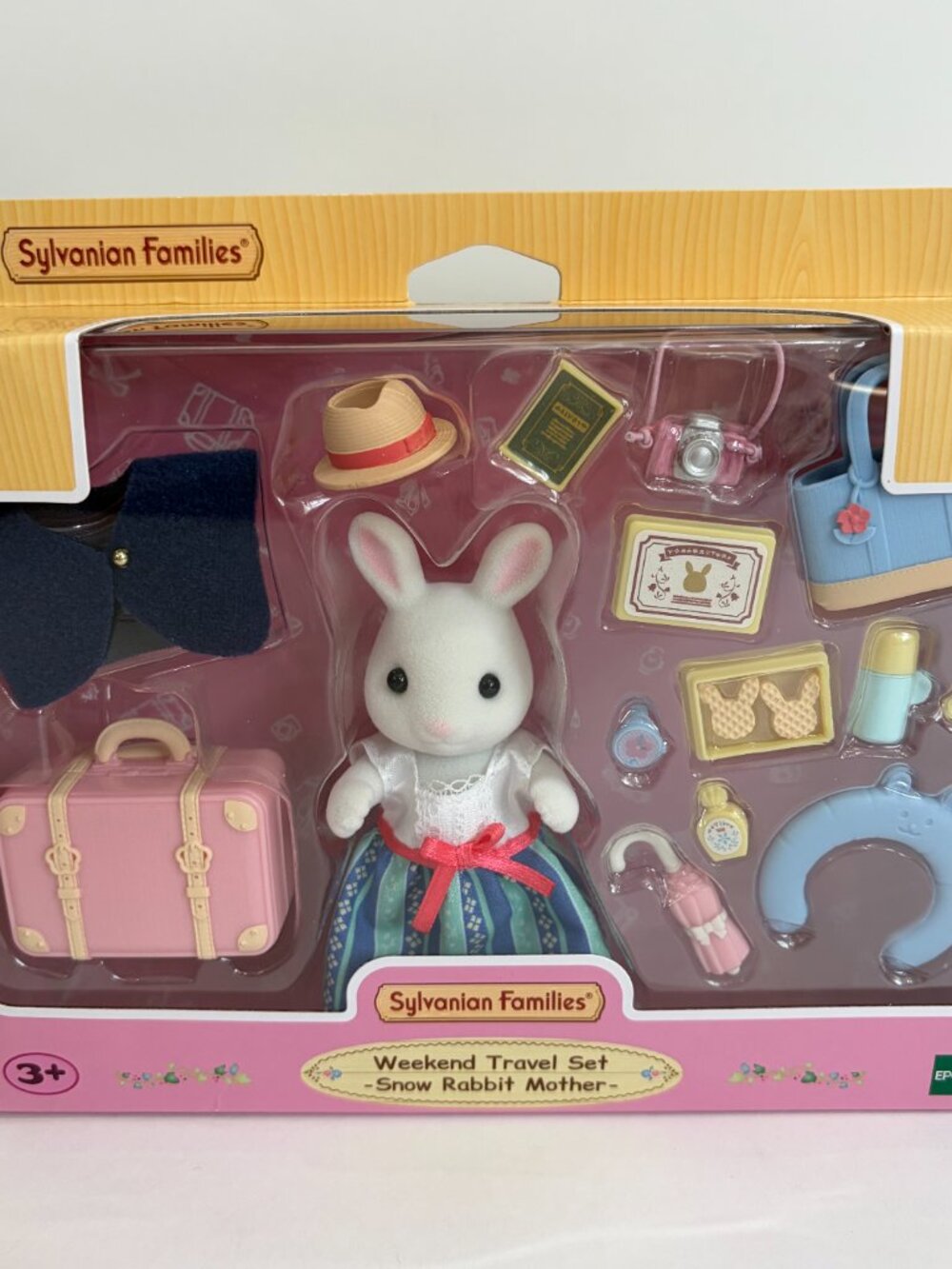 Calico Critters Snow Rabbit Mother Weekend Travel Set Sylvanian Families - Picture 2 of 5